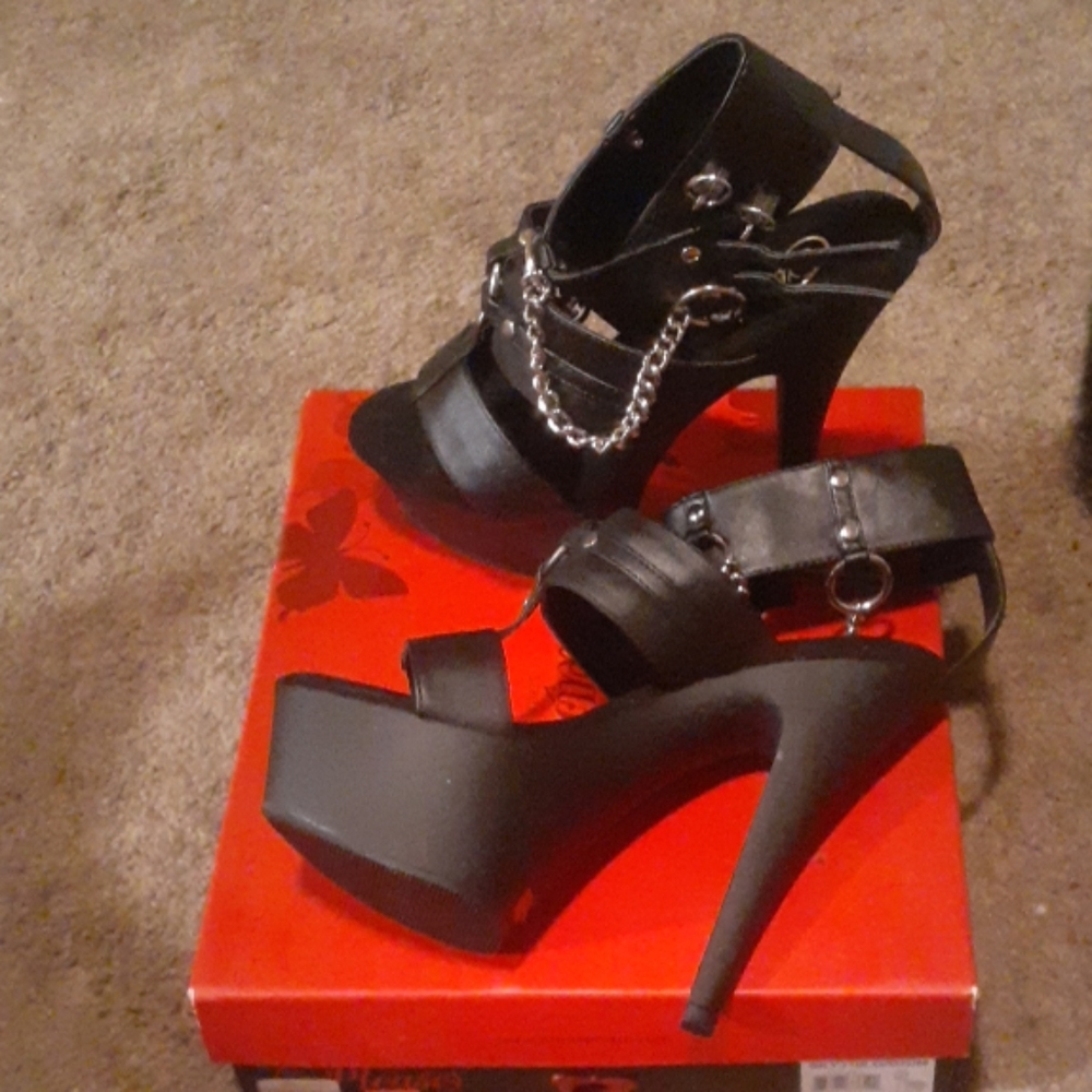Black pleasers with chain
